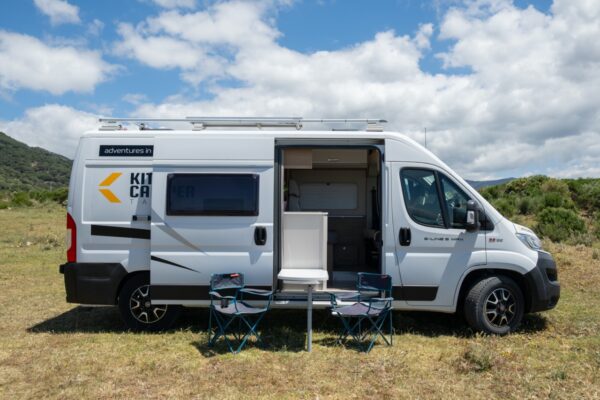 Disfrutando el aire libre a las afueras de la Camper