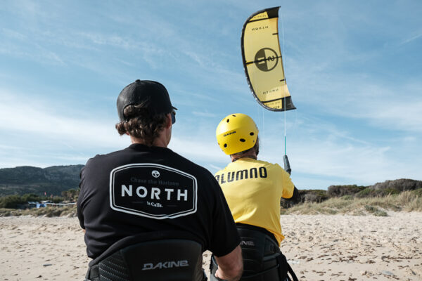 alumno aprendiendo a volar la cometa de kitesurf con el monitor