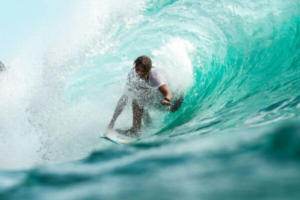 Surfista haciendo surf en Tarifa