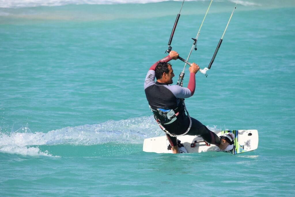 Hombre haciendo kitesurf en tarifa